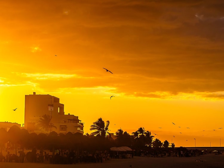 Progreso, Yucat&aacute;n, Mexique &ndash; Ciel dor&eacute; au-dessus du littoral