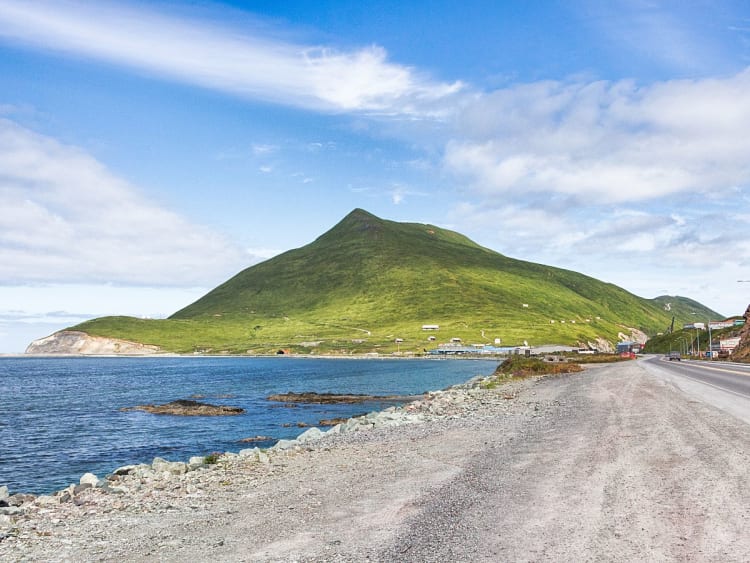 Dutch Harbor, Alaska, USA &ndash; K&uuml;stenstra&szlig;e zwischen Meer und gr&uuml;nen Bergen