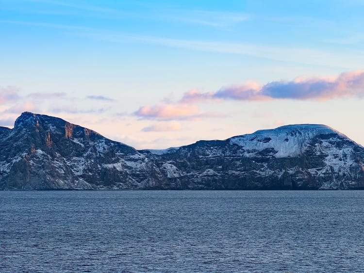 Dutch Harbor, Alaska, USA &ndash; Schneebedeckte Felsk&uuml;ste am Meer
