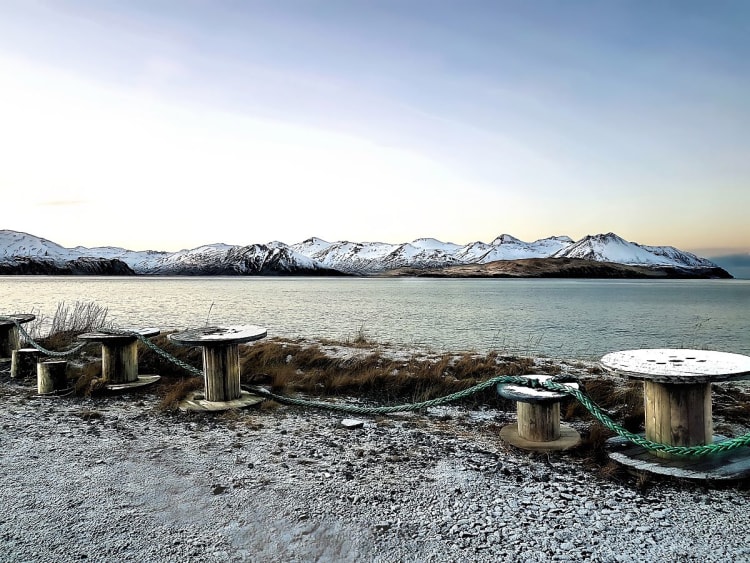Dutch Harbor, Alaska, USA &ndash; Verschneite Berglandschaft an der K&uuml;ste
