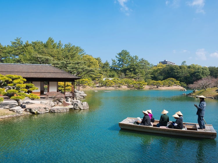 Takamatsu, Shikoku, Japan &ndash; Traditioneel houten gebouw aan het water