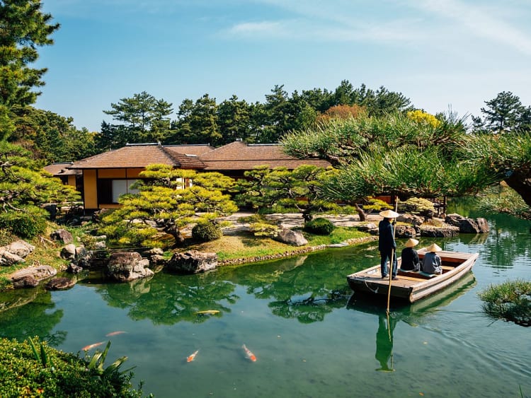 Takamatsu, Shikoku, Japan &ndash; Traditioneel houten gebouw tussen sierlijke pijnbomen