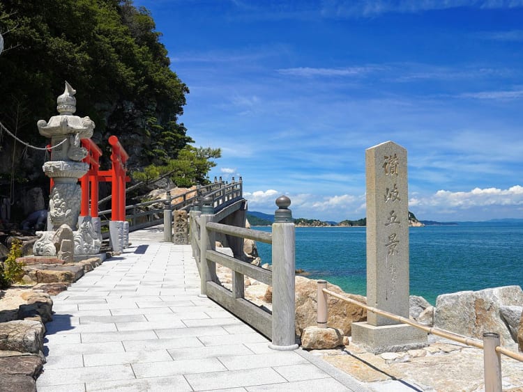 Takamatsu, Shikoku, Japan &ndash; Japanse tempelomgeving met uitzicht op zee