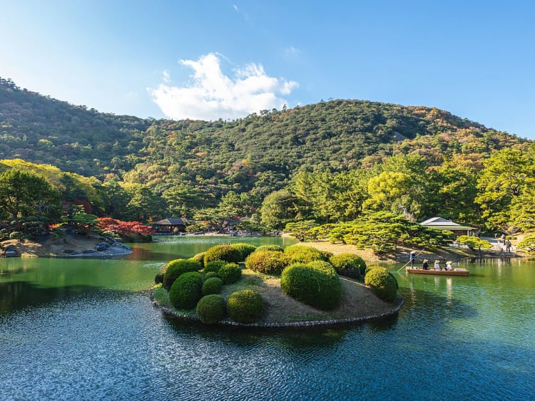 Takamatsu, Shikoku, Japan &ndash; Groene vijver omringd door pijnbomen