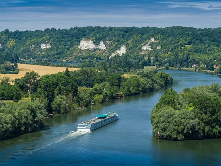 Les Andelys, Frankreich &ndash; Seine zwischen gr&uuml;nen H&uuml;geln und hellen Kalksteinfelsen