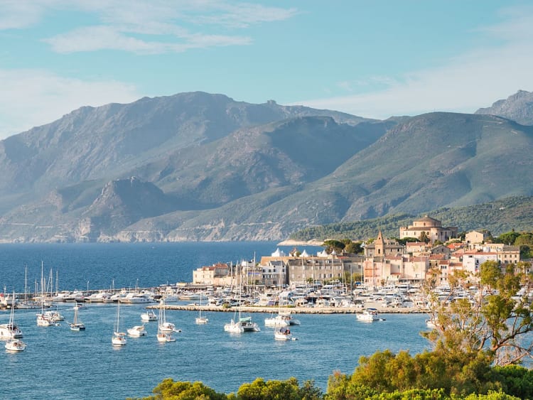 Saint-Florent, C&oacute;rsega, Fran&ccedil;a &ndash; Vila costeira entre o mar e as montanhas