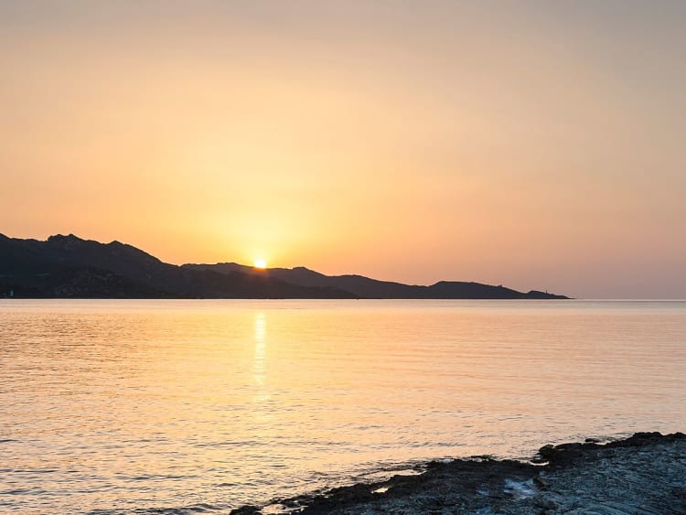 Saint-Florent, C&oacute;rsega, Fran&ccedil;a &ndash; Costa rochosa sob o c&eacute;u do entardecer
