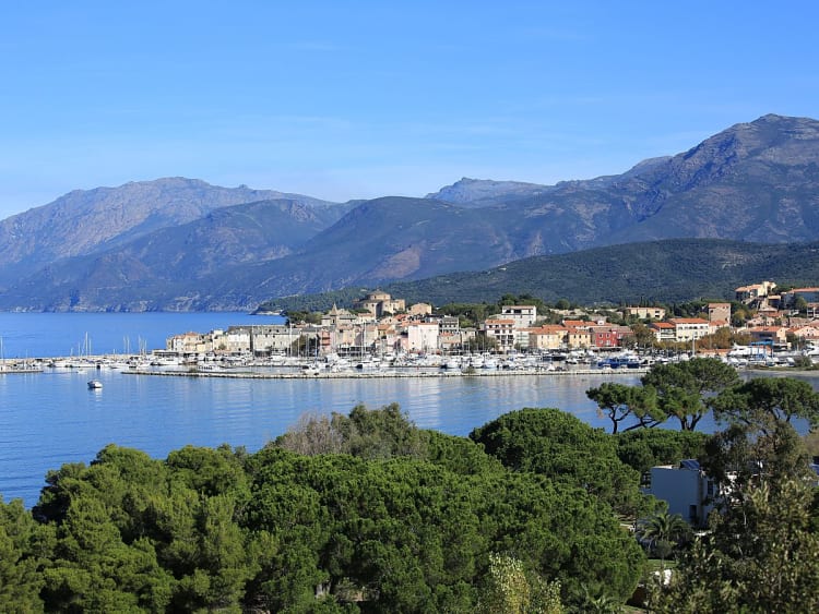 Saint-Florent, C&oacute;rsega, Fran&ccedil;a &ndash; Ba&iacute;a mediterr&acirc;nica com porto e casas coloridas