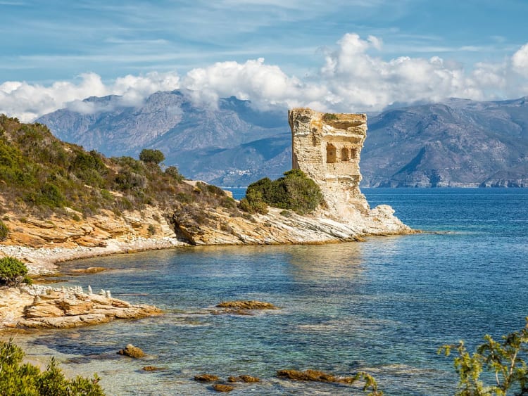 Saint-Florent, C&oacute;rsega, Fran&ccedil;a &ndash; Costa rochosa junto ao Mediterr&acirc;neo