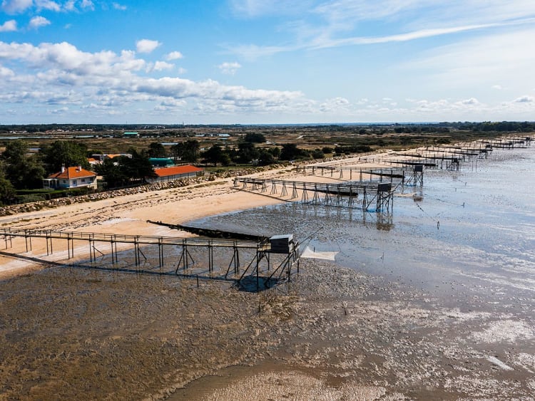 Pauillac, Frankreich &ndash; Traditionelle Fischereianlagen am Ufer der Gironde