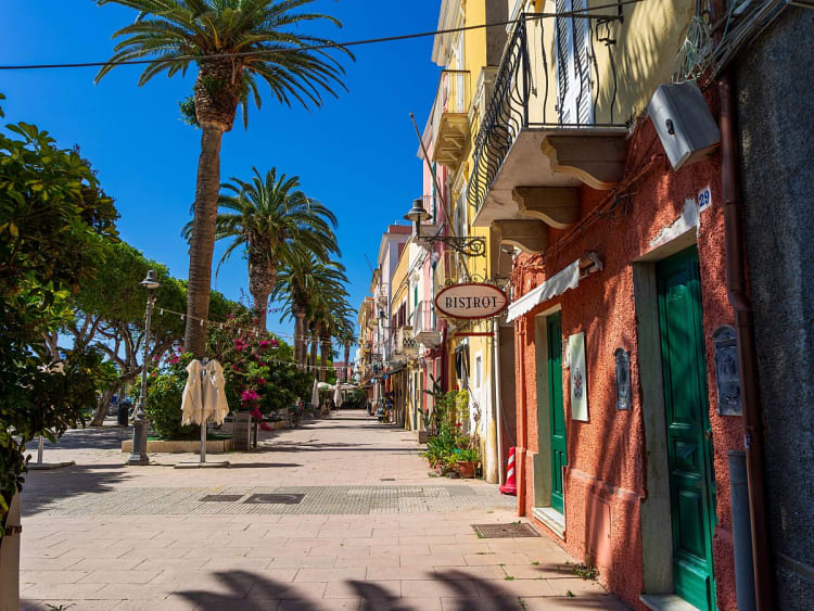 Carloforte, San Pietro, It&aacute;lia &ndash; Rua mediterr&acirc;nica com fachadas coloridas