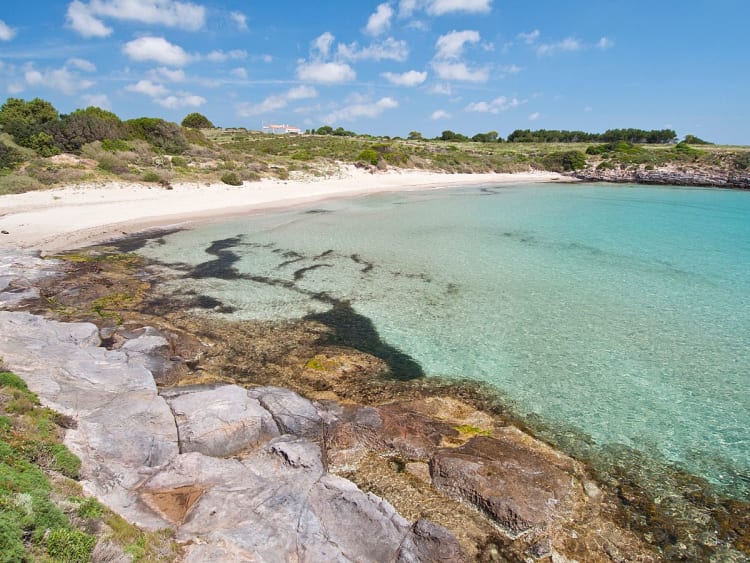Carloforte, San Pietro, It&aacute;lia &ndash; Enseada de &aacute;guas azul-turquesa na costa mediterr&acirc;nica