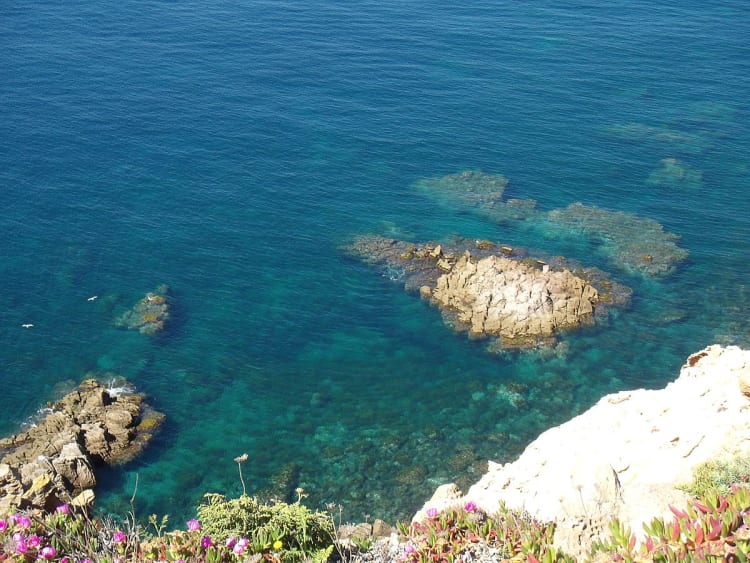 Carloforte, San Pietro, It&aacute;lia &ndash; Mar cristalino entre rochas costeiras