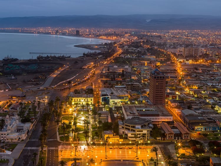 Arica, Chili &ndash; Verlicht stadscentrum aan de Chileense kust