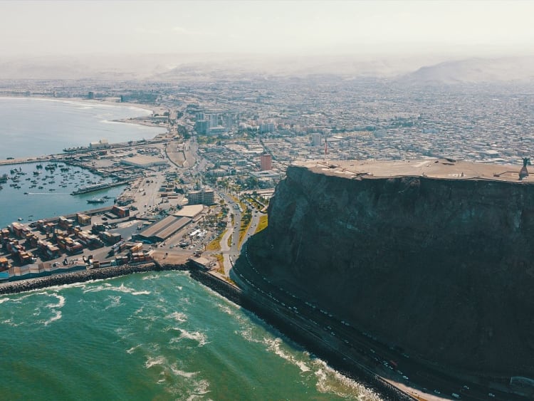 Arica, Chili &ndash; Stadslandschap tussen de Stille Oceaan en woestijnheuvels