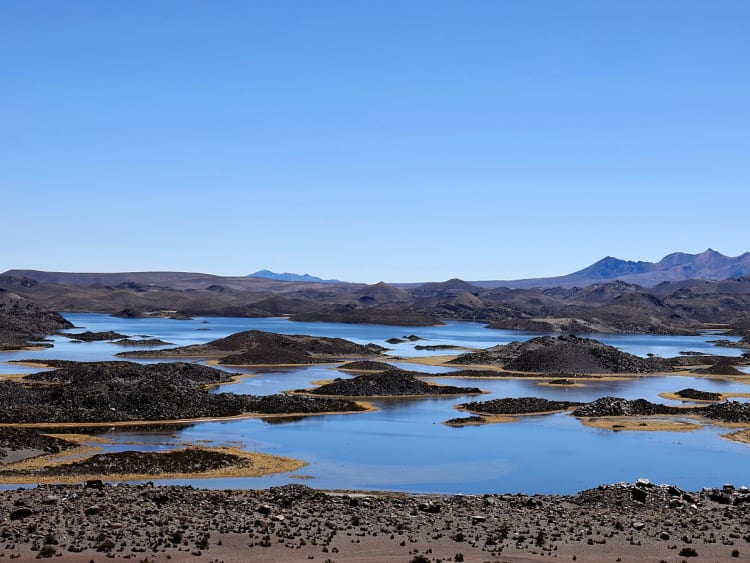 Arica, Chili &ndash; Andeslandschap met meren en vulkanisch gesteente