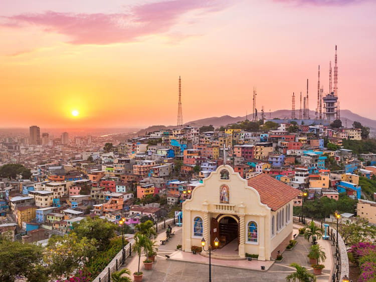 Guayaquil, Ecuador &ndash; Stadtpanorama mit farbenfrohen Fassaden und Kirche