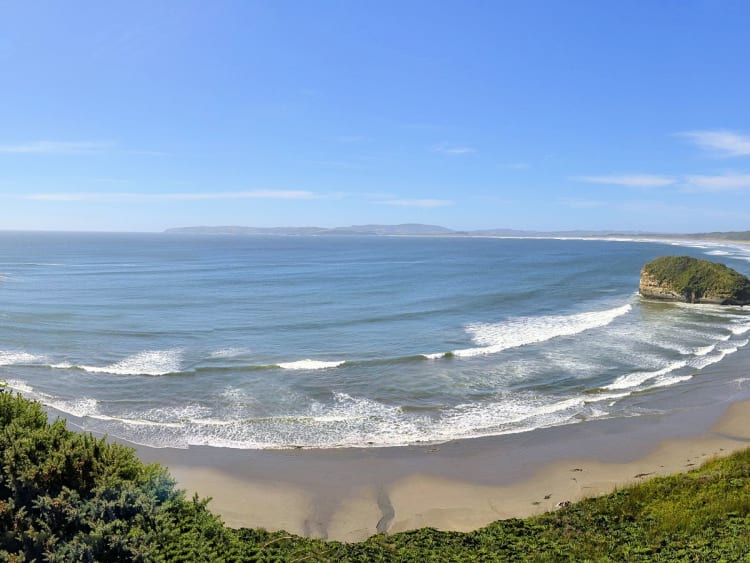Castro, Chili &ndash; Kust van Chilo&eacute; met golven en groene kliffen