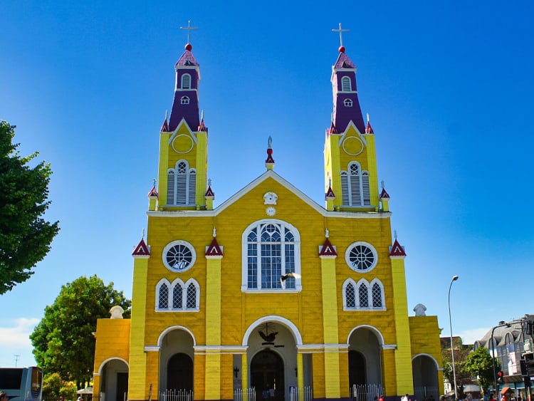 Castro, Chili &ndash; Historische houten kerk met gele gevel