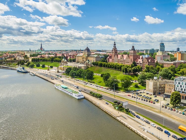 Szczecin, Polen &ndash; Historische Stadtkulisse am Flussufer