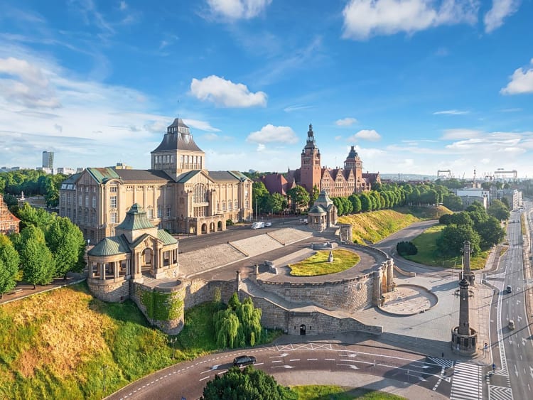 Szczecin, Polen &ndash; Historische Geb&auml;ude oberhalb der Uferpromenade