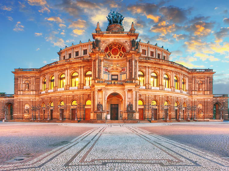 Dresde, Alemania &ndash; Semperoper hist&oacute;rica bajo la luz del atardecer