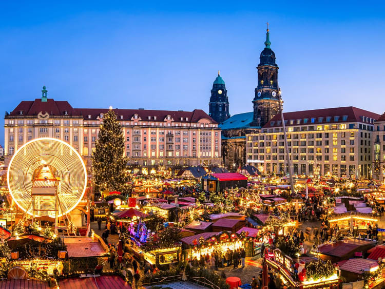 Dresde, Alemania &ndash; Mercado navide&ntilde;o iluminado con noria en Altmarkt