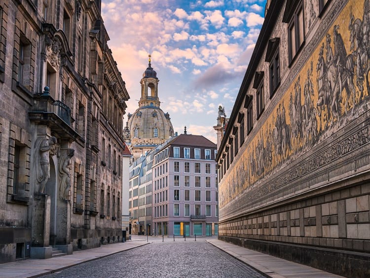Dresde, Alemania &ndash; F&uuml;rstenzug con la Frauenkirche al fondo