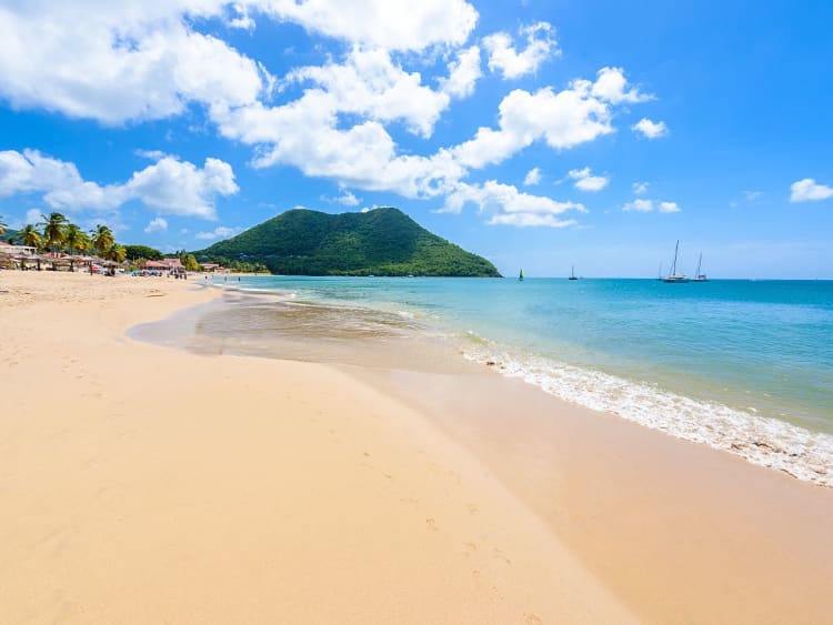 Rodney Bay, Santa L&uacute;cia &ndash; Praia tropical diante de colinas verdes