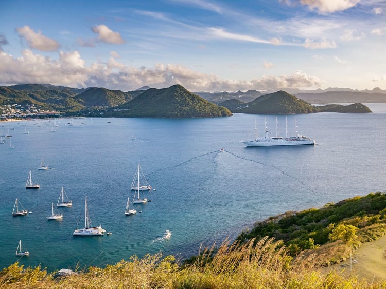 Rodney Bay, Santa L&uacute;cia &ndash; Veleiros diante de uma paisagem tropical