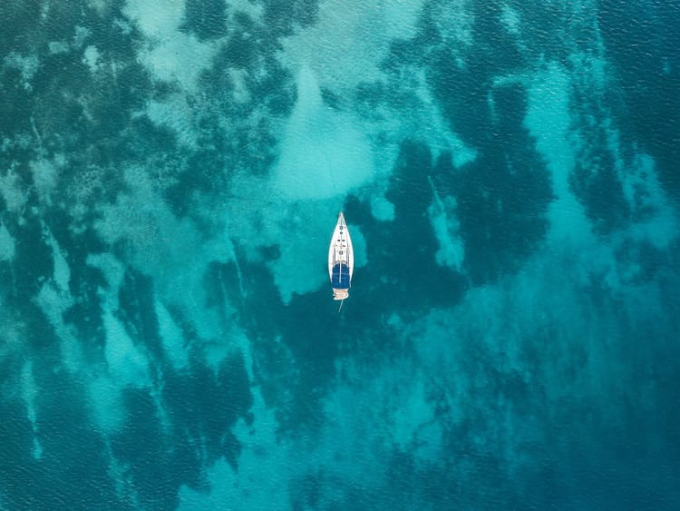 Rodney Bay, Santa L&uacute;cia &ndash; Vista a&eacute;rea de um veleiro no mar das Cara&iacute;bas