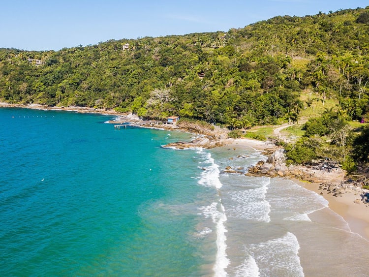 Porto Belo, Santa Catarina, Brasil &ndash; Bah&iacute;a turquesa con playa de arena y verdes colinas