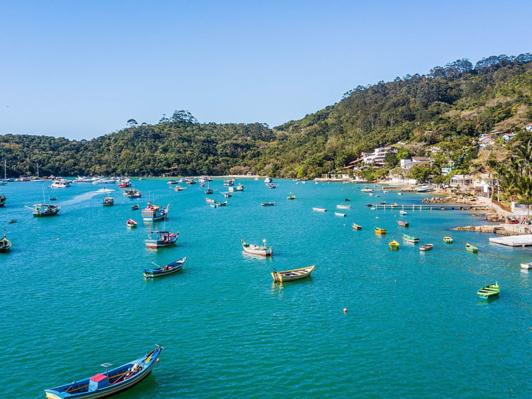 Porto Belo, Santa Catarina, Brasilien &ndash; Bucht mit bunten Booten vor bewaldeter K&uuml;ste