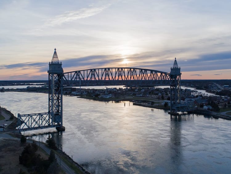 Cape Cod Canal, USA &ndash; Hubbr&uuml;cke vor einem hellen Abendhimmel