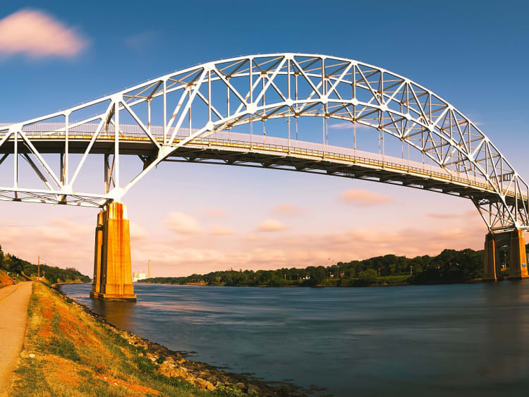 Cape Cod Canal, USA &ndash; Markante Br&uuml;ckenkonstruktion &uuml;ber ruhigem Wasser