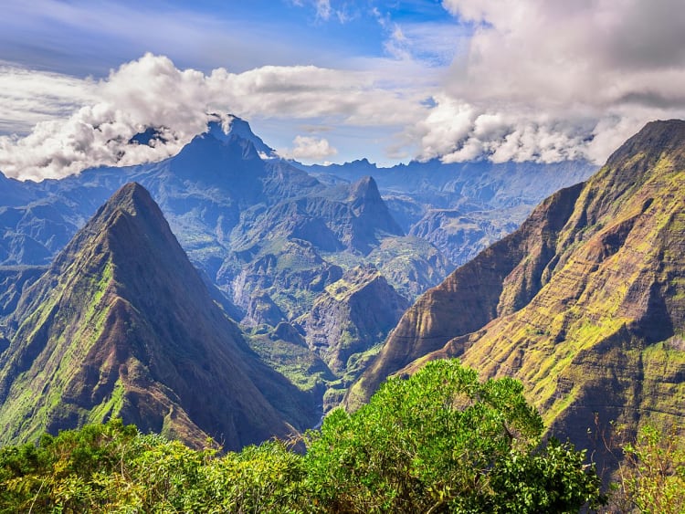 La R&eacute;union &ndash; Reliefs volcaniques entre nuages et v&eacute;g&eacute;tation luxuriante
