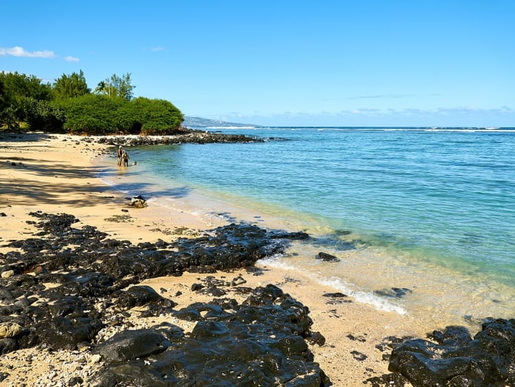 La R&eacute;union &ndash; C&ocirc;te tropicale entre sable clair et rochers sombres