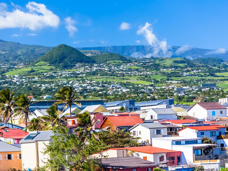 La R&eacute;union &ndash; Habitations color&eacute;es dans un paysage tropical