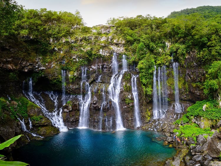 La R&eacute;union &ndash; Multiples cascades au-dessus d&rsquo;un bassin turquoise