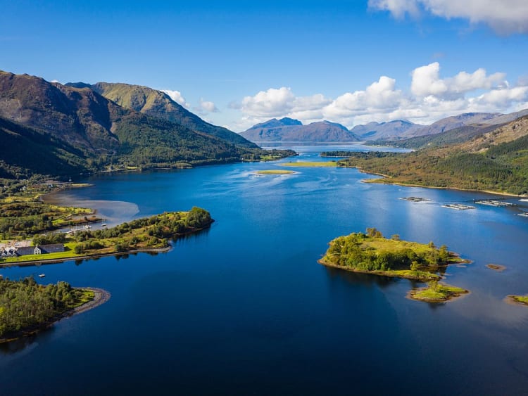Fort William, &Eacute;cosse &ndash; Highlands &eacute;cossaises avec petites &icirc;les verdoyantes
