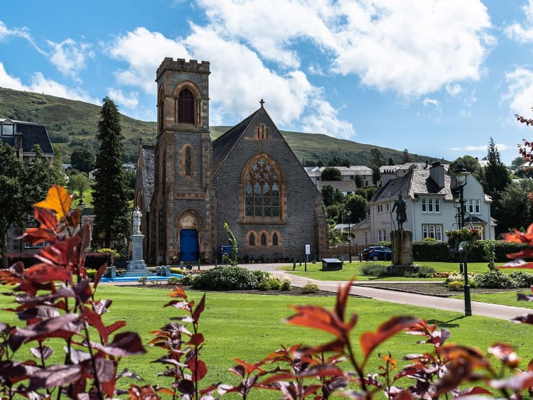 Fort William, &Eacute;cosse &ndash; &Eacute;glise avec clocher entour&eacute;e de jardins