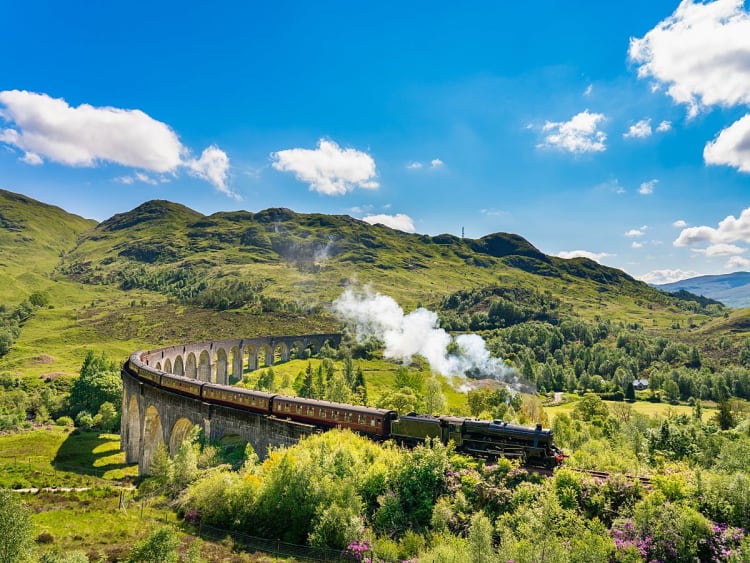Fort William, &Eacute;cosse &ndash; Train traversant un viaduc au milieu des collines verdoyantes