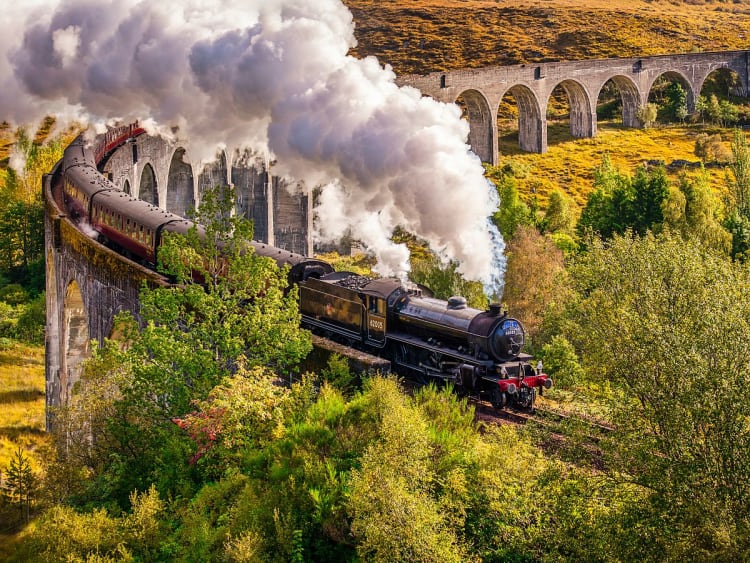 Fort William, &Eacute;cosse &ndash; Locomotive &agrave; vapeur au milieu des collines verdoyantes