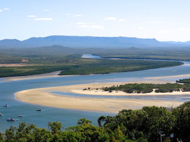 Cooktown, Queensland, Austr&aacute;lia &ndash; Rio Endeavour com bancos de areia e barcos