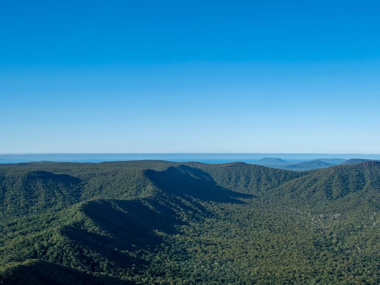 Cooktown, Queensland, Austr&aacute;lia &ndash; Ampla paisagem de montanhas cobertas por florestas