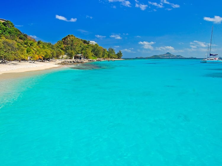 Union Island, Grenadinen &ndash; Ruhige Bucht mit Segelboot und gr&uuml;nen H&uuml;geln