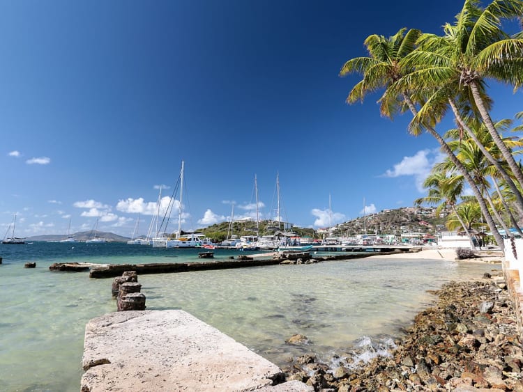 Union Island, Grenadinen &ndash; Kleine Hafenanlage mit Segelbooten in der Karibik