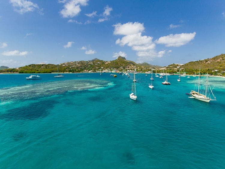 Union Island, Grenadinen &ndash; Weite Hafenbucht mit Booten und tropischer K&uuml;ste