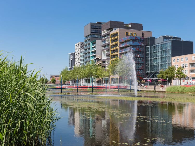 Lelystad, Pa&iacute;ses Baixos &ndash; Edif&iacute;cios modernos junto a um lago com fonte