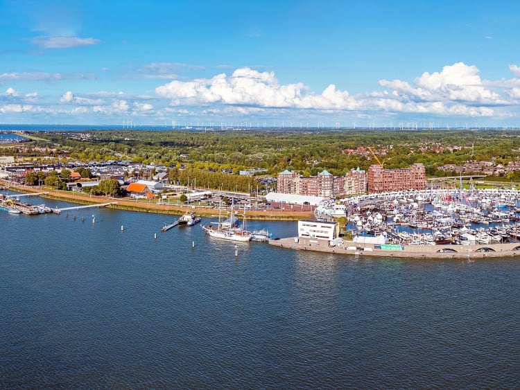 Lelystad, Pa&iacute;ses Baixos &ndash; Vista a&eacute;rea da marina com numerosos veleiros